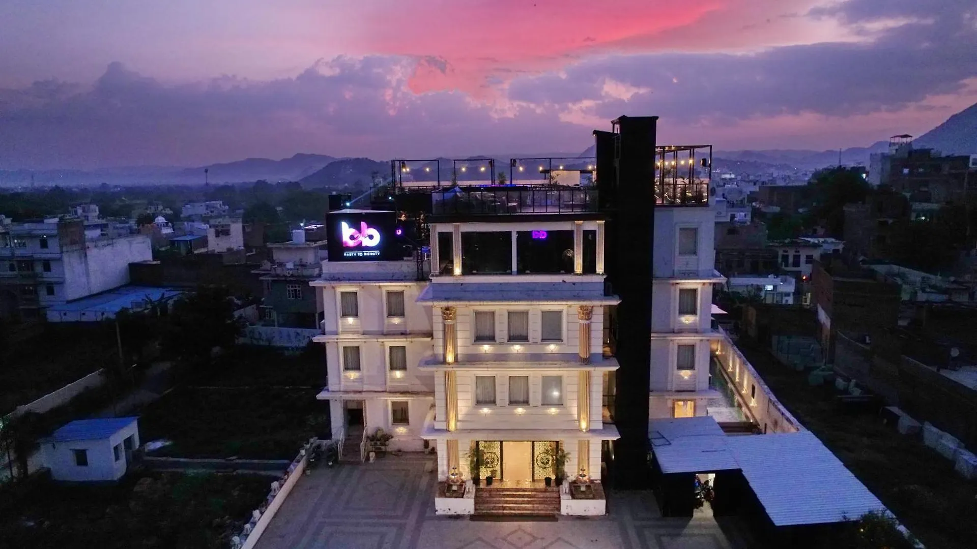 The Courtyard - Beyond Bar & Club Hotel Udaipur 4*,