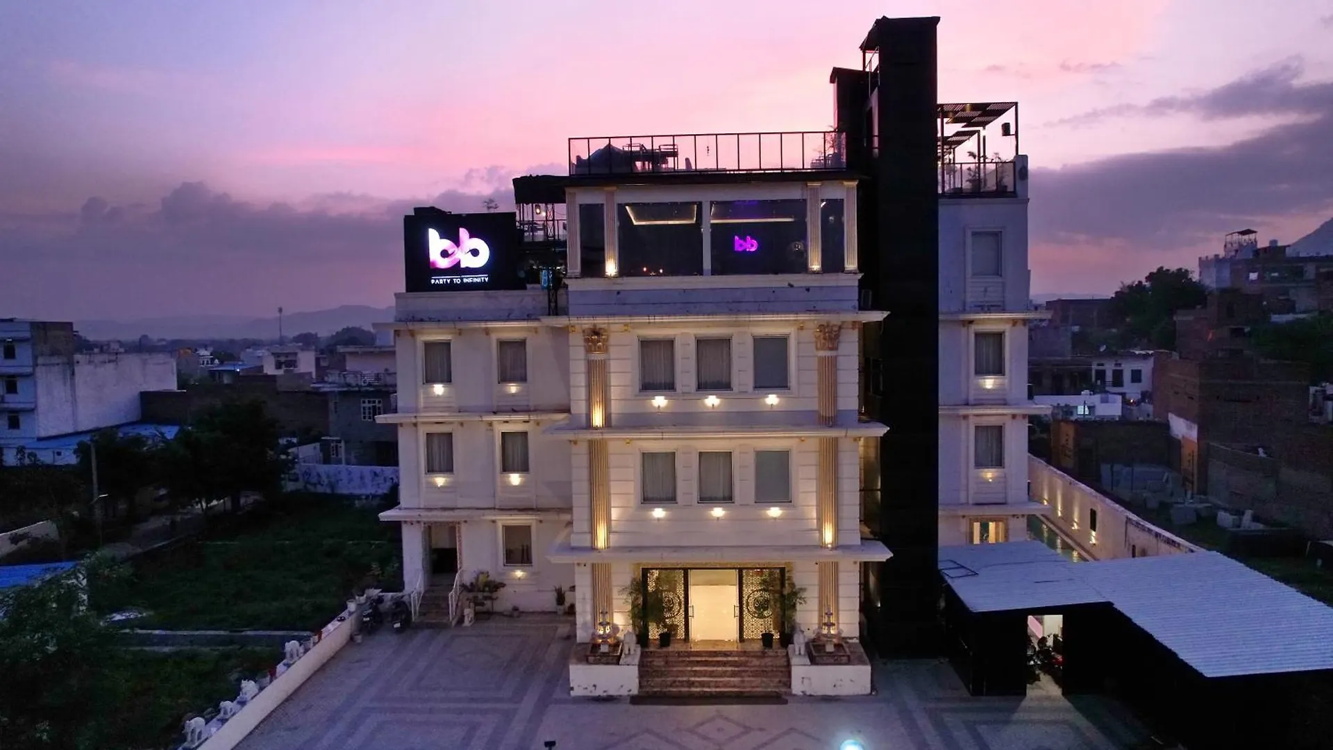 The Courtyard - Beyond Bar & Club Hotel Udaipur